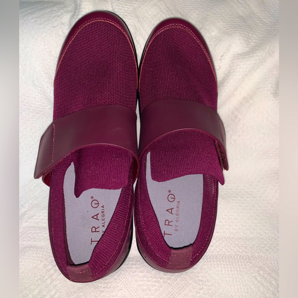 TRAQ by Alegria Qwik Womens Smart Walking Shoe Wine